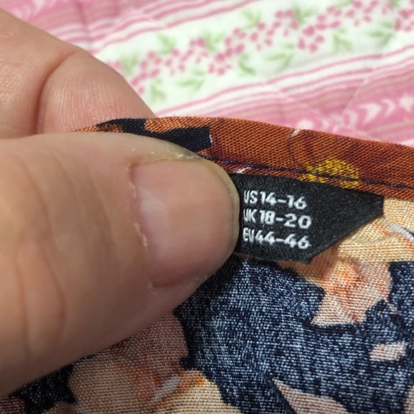 BloomChic Floral peblun top with yellow and Cream Accents-size 14/16- - Picture 5 of 7